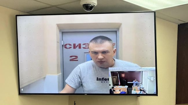 Блогера Ремесло, обвиняемого в распространении фейков о ВС, доставили в суд