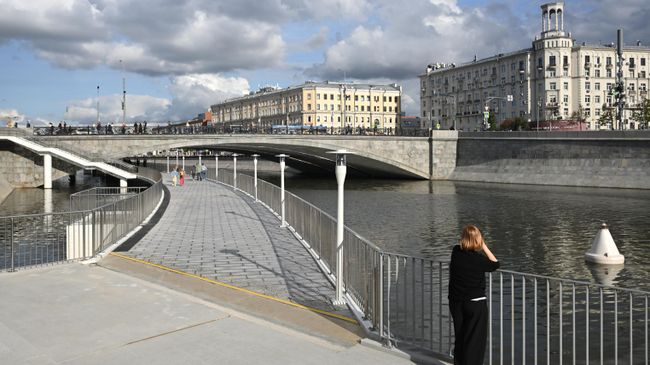 Новый пешеходный мост на Болотной набережной в Москве