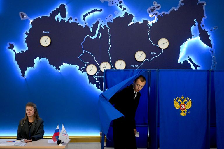 Голосование на избирательном участке в Новосибирске на выборах депутатов Государственной думы России девятого созыва Голосование на избирательном участке в Новосибирске на выборах депутатов Государственной думы России девятого созыва