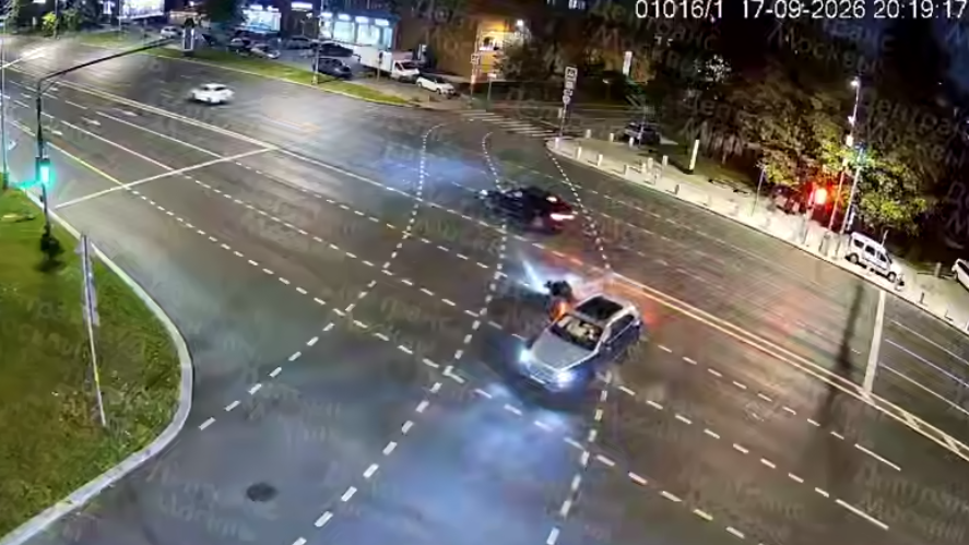 Момент смертельного ДТП с участием мотоциклиста в Москве. Кадр видео - РИА Новости, 1920, 19.09.2026