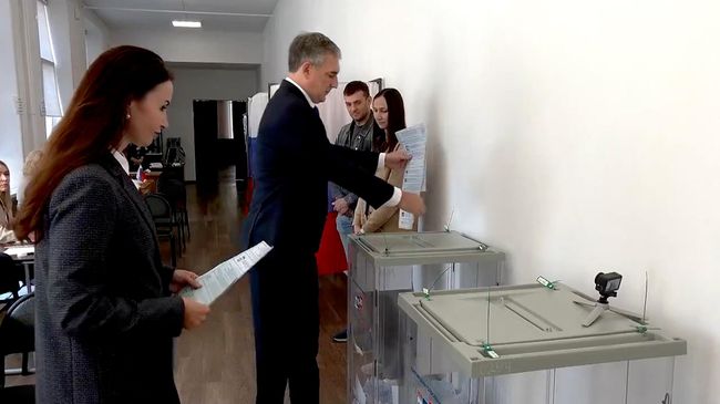 Губернатор Амурской области с женой голосует на выборах