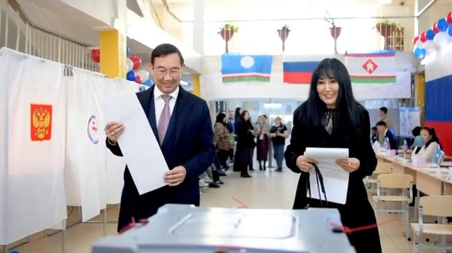 Глава Якутии голосует на выборах депутатов Госдумы