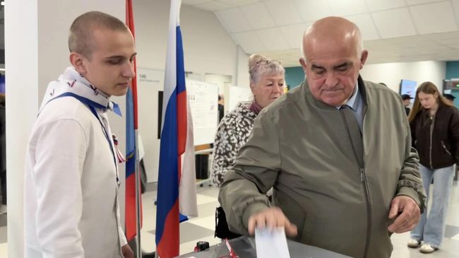Губернатор Костромской области Сергей Ситников голосует на избирательном участке на выборах депутатов Государственной Думы