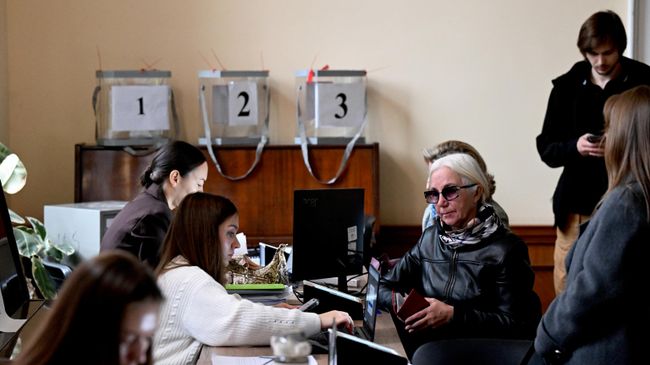 Голосование на избирательном участке № 105 в Москве на выборах депутатов Государственной думы России девятого созыва
