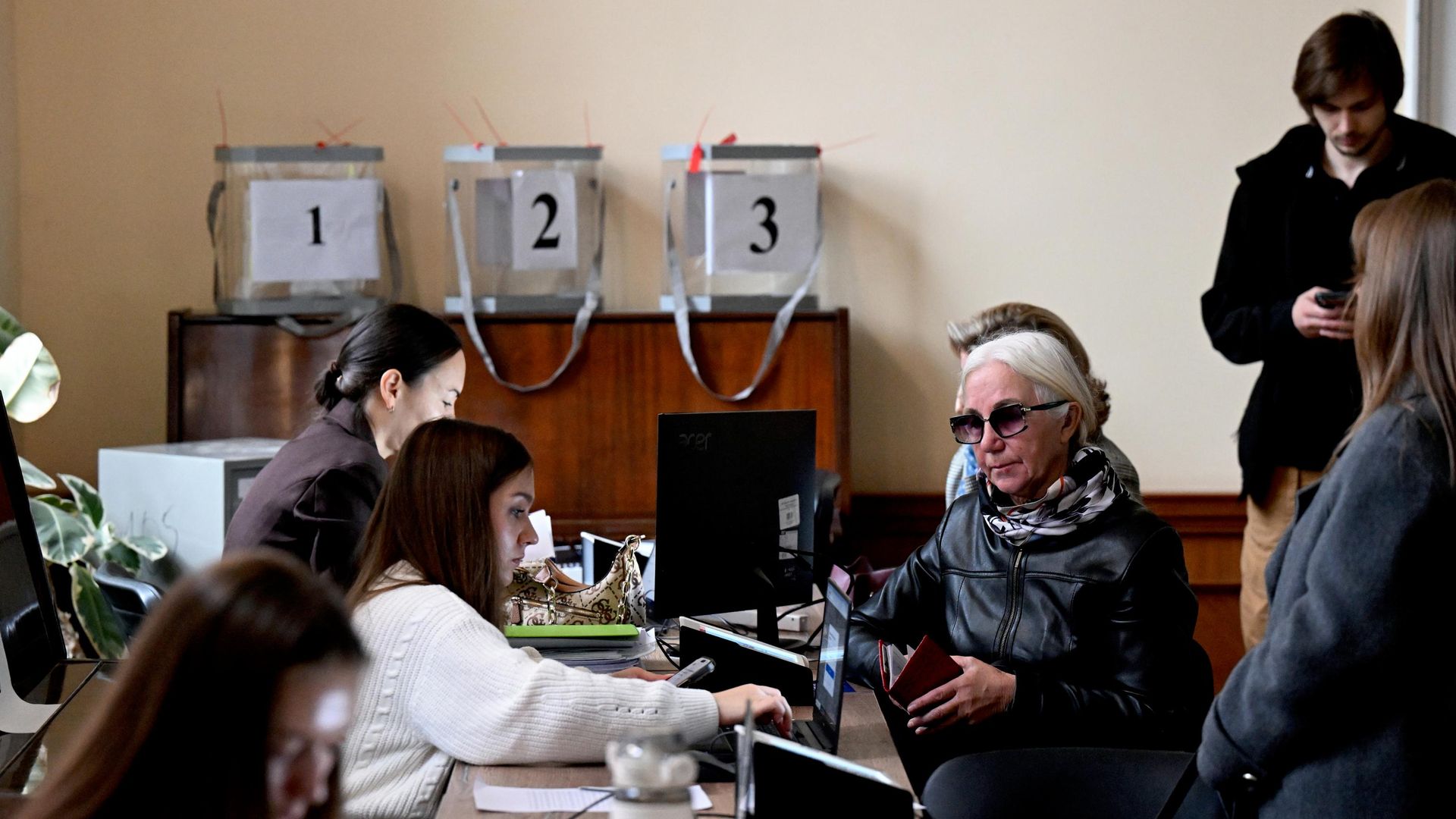 Голосование на избирательном участке № 105 в Москве на выборах депутатов Государственной думы России девятого созыва - РИА Новости, 1920, 18.09.2026