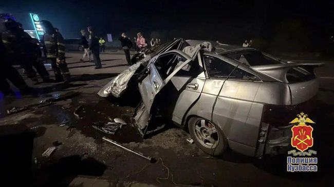 Последствия ДТП с участием легкового автомобиля и грузовика в Ленинске-Кузнецком Кемеровской области