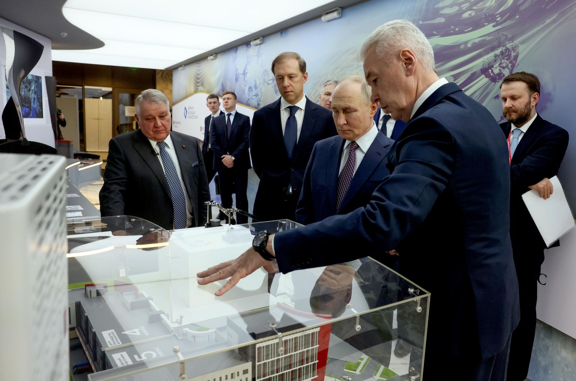 Президент РФ Владимир Путин осматривает выставку достижений в области химии и новых материалов, развернутую на площадке Форума будущих технологий в Москве - РИА Новости, 1920, 18.09.2026