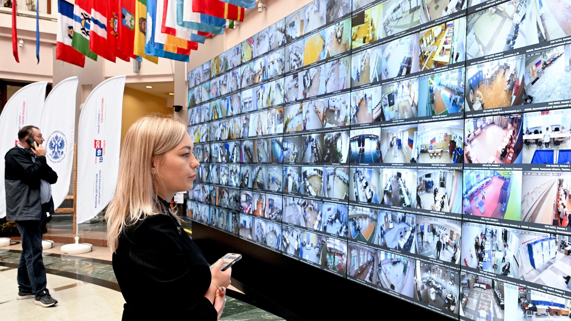 Экраны с участками для голосования в Информационном центре Центральной избирательной комиссии РФ - РИА Новости, 1920, 18.09.2026