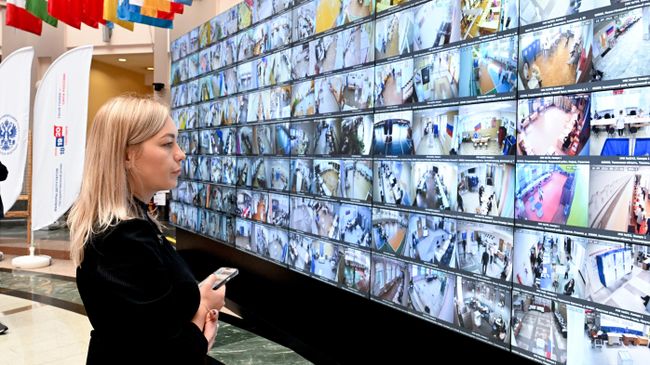 Экраны с участками для голосования в Информационном центре Центральной избирательной комиссии РФ во время выборов депутатов Государственной Думы РФ девятого созыва
