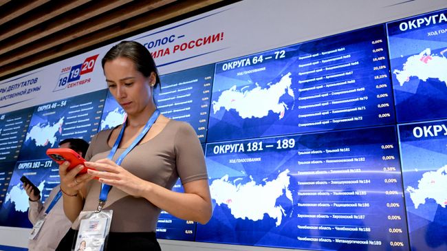 Экраны в Информационном центре Центральной избирательной комиссии РФ с информацией о ходе голосования на выборах депутатов Государственной Думы