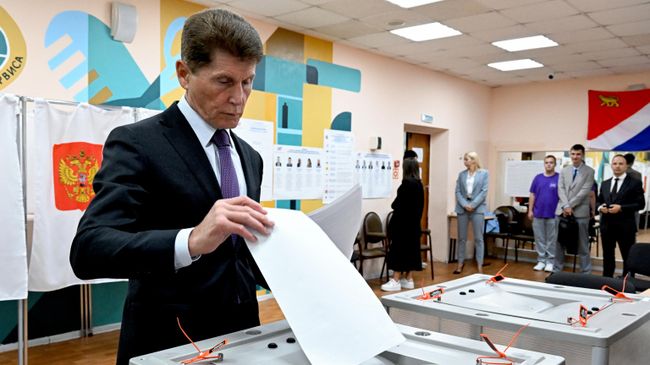 Губернатор Приморского края Олег Кожемяко голосует на избирательном участке во Владивостоке на выборах депутатов Государственной Думы Губернатор Приморского края Олег Кожемяко голосует на избирательном участке во Владивостоке на выборах депутатов Государственной Думы