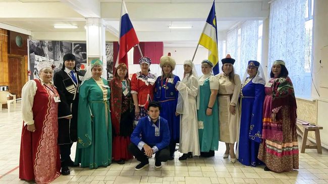 Члены участковой избирательной комиссии в Бурятии в национальных костюмах