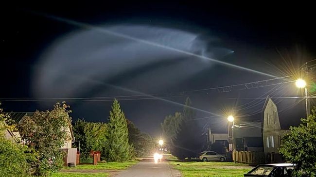 Светящийся след в небе над Россией