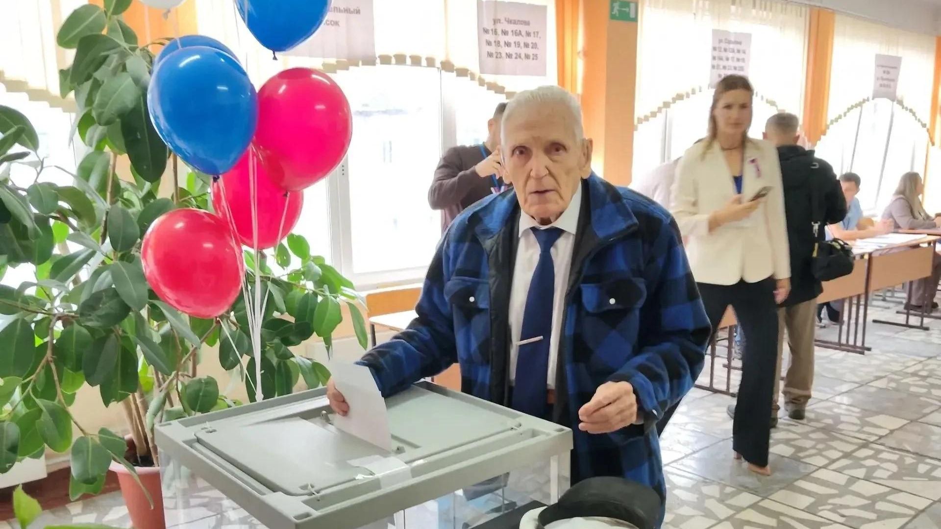 Ветеран Анатолий Терехов голосует на выборах в Госдуму Ветеран Анатолий Терехов голосует на выборах в Госдуму - РИА Новости, 1920, 18.09.2026