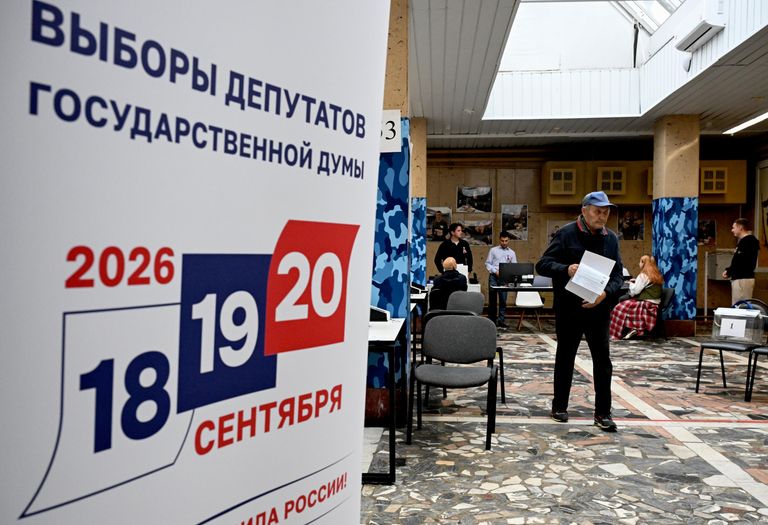 Голосование на избирательном участке № 3153 в Москве на выборах депутатов Государственной думы России девятого созыва Голосование на избирательном участке № 3153 в Москве на выборах депутатов Государственной думы России девятого созыва