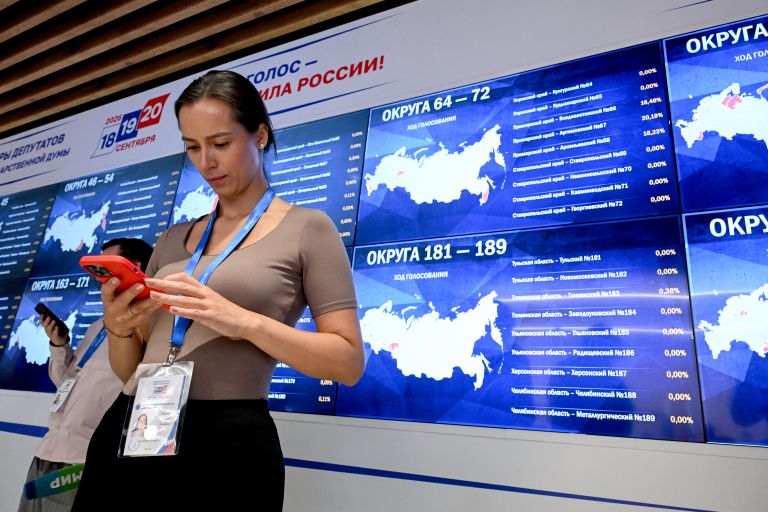 Экраны в Информационном центре Центральной избирательной комиссии России с информацией о ходе голосования на выборах депутатов Государственной думы Российской Федерации девятого созыва Экраны в Информационном центре Центральной избирательной комиссии России с информацией о ходе голосования на выборах депутатов Государственной думы Российской Федерации девятого созыва