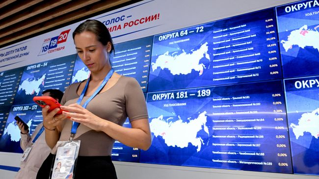 Экраны в Информационном центре Центральной избирательной комиссии России с информацией о ходе голосования на выборах депутатов Государственной думы Российской Федерации девятого созыва