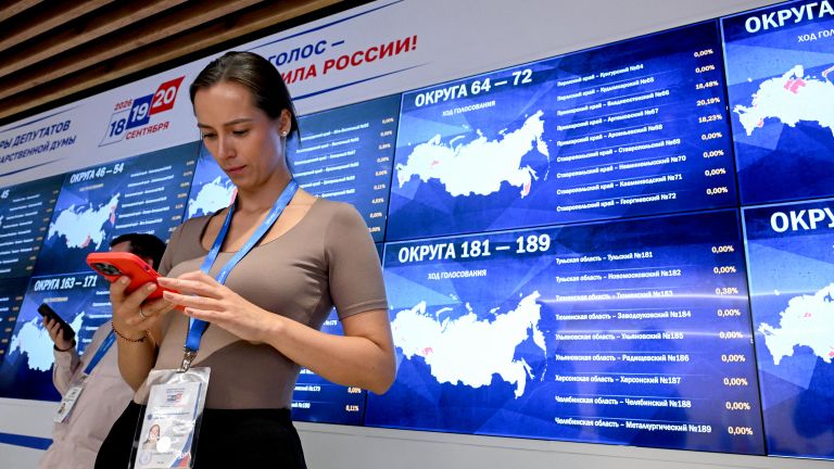 Экраны в Информационном центре Центральной избирательной комиссии России с информацией о ходе голосования на выборах депутатов Государственной думы Российской Федерации девятого созыва Экраны в Информационном центре Центральной избирательной комиссии России с информацией о ходе голосования на выборах депутатов Государственной думы Российской Федерации девятого созыва