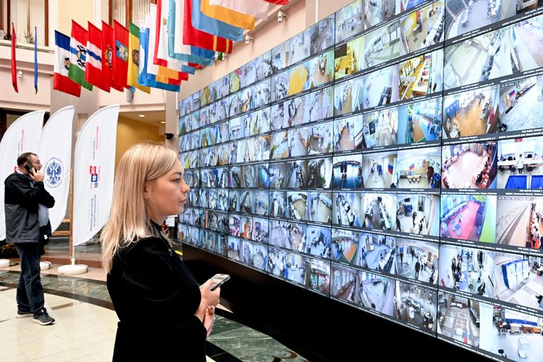 Экраны с участками для голосования в Информационном центре Центральной избирательной комиссии России на выборах депутатов Государственной думы Российской Федерации девятого созыва Экраны с участками для голосования в Информационном центре Центральной избирательной комиссии России на выборах депутатов Государственной думы Российской Федерации девятого созыва
