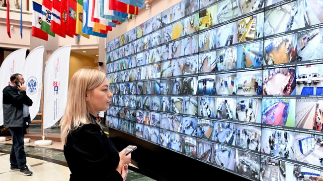 Экраны с участками для голосования в Информационном центре Центральной избирательной комиссии России на выборах депутатов Государственной думы Российской Федерации девятого созыва