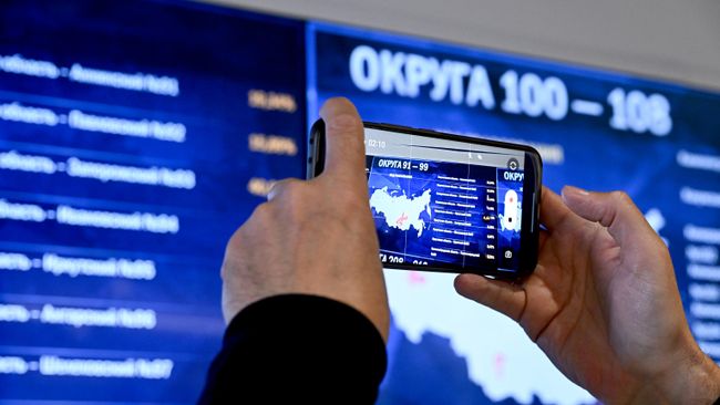 Экраны в Информационном центре Центральной избирательной комиссии РФ с информацией о ходе голосования на выборах депутатов Государственной Думы