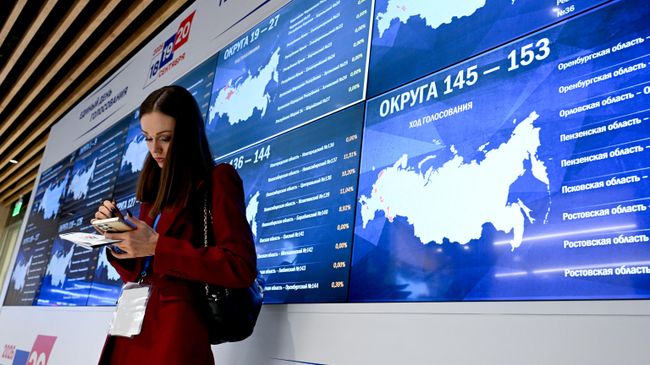 Экраны в Информационном центре Центральной избирательной комиссии РФ с информацией о ходе голосования на выборах депутатов Государственной Думы