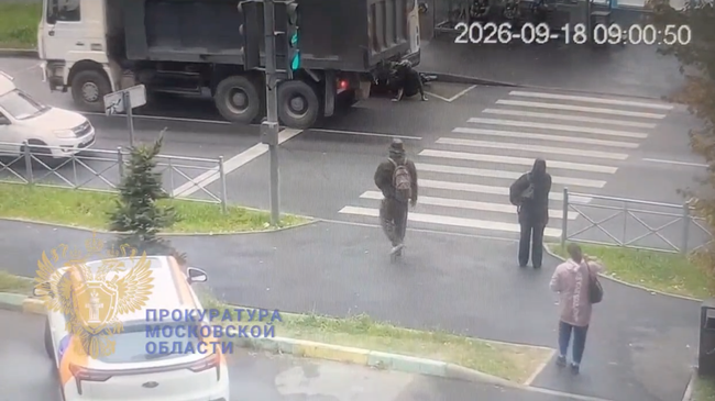 Момент ДТП с участием грузовика и водителя питбайка в Одинцово Московской области