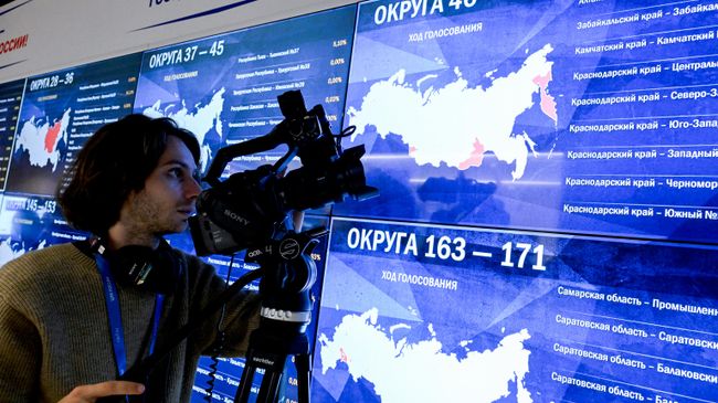 Экраны в Информационном центре Центральной избирательной комиссии РФ с информацией о ходе голосования на выборах депутатов Государственной Думы