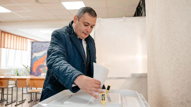 Губернатор Курской области Александр Хинштейн голосует на выборах депутатов Госдумы