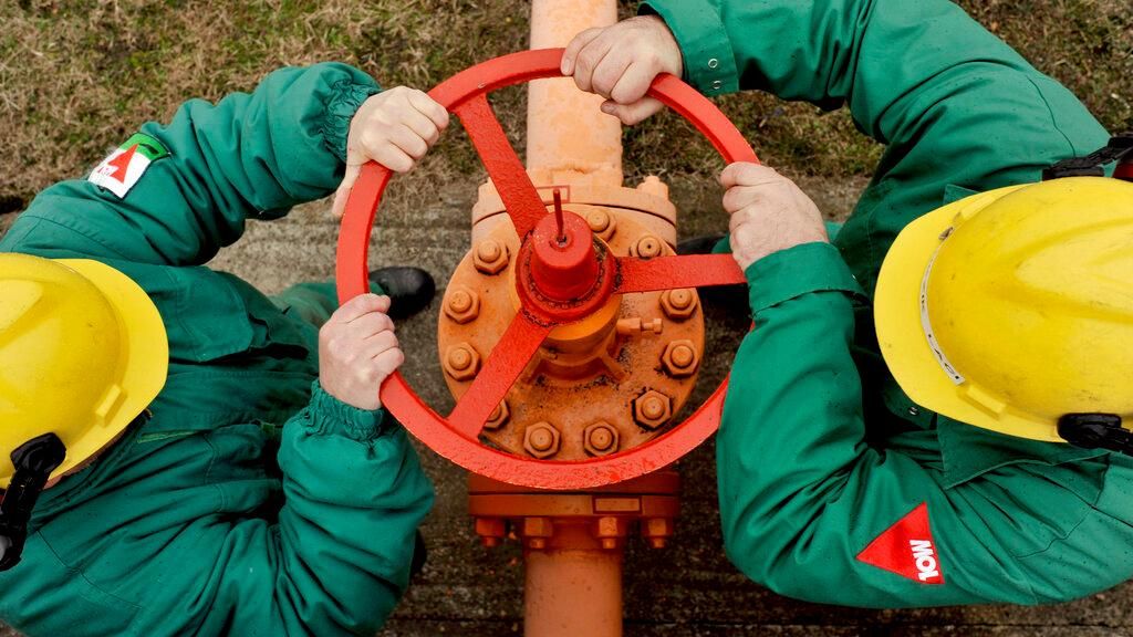 Сотрудники газораспределительной станции Сотрудники газораспределительной станции - РИА Новости, 1920, 24.09.2026