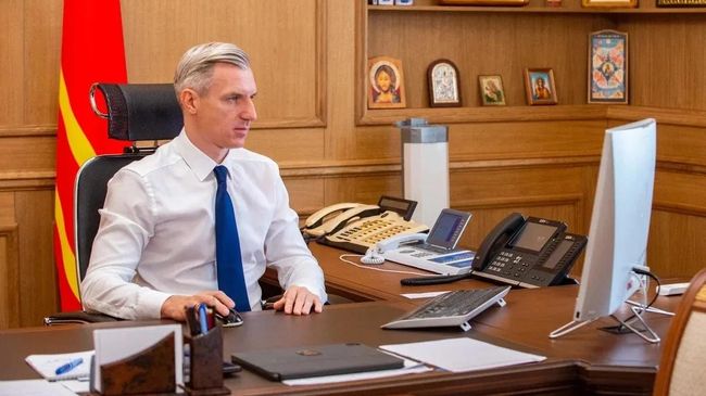Губернатор Смоленской области Василий Анохин во время голосования через ДЭГ на выборах в Госдуму
