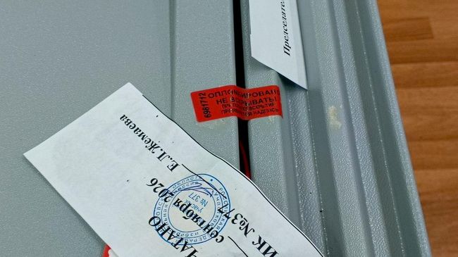 Негерметичная урна для голосования на одном из избирательных участков в Долгопрудном