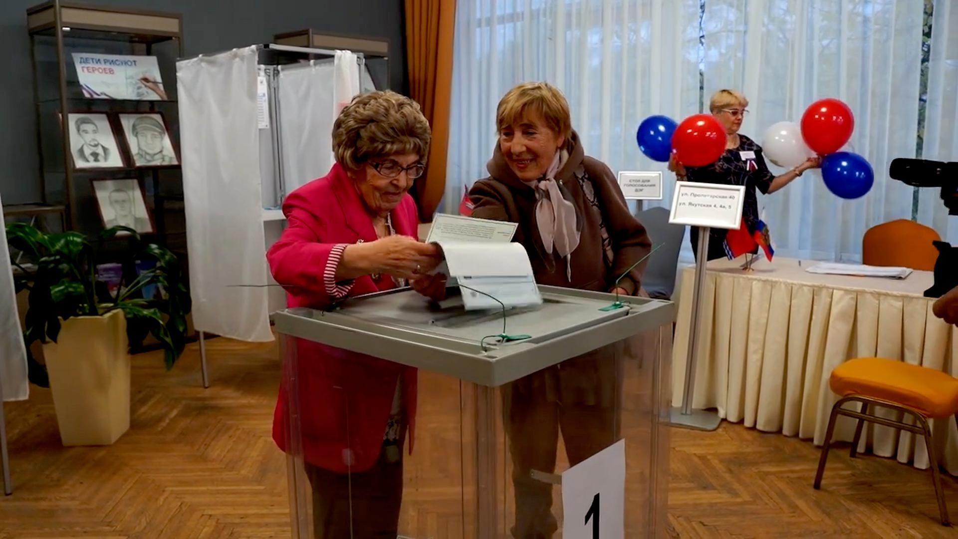 Голосование 100-летней жительницы Магадана на выборах Голосование 100-летней жительницы Магадана на выборах - РИА Новости, 1920, 18.09.2026