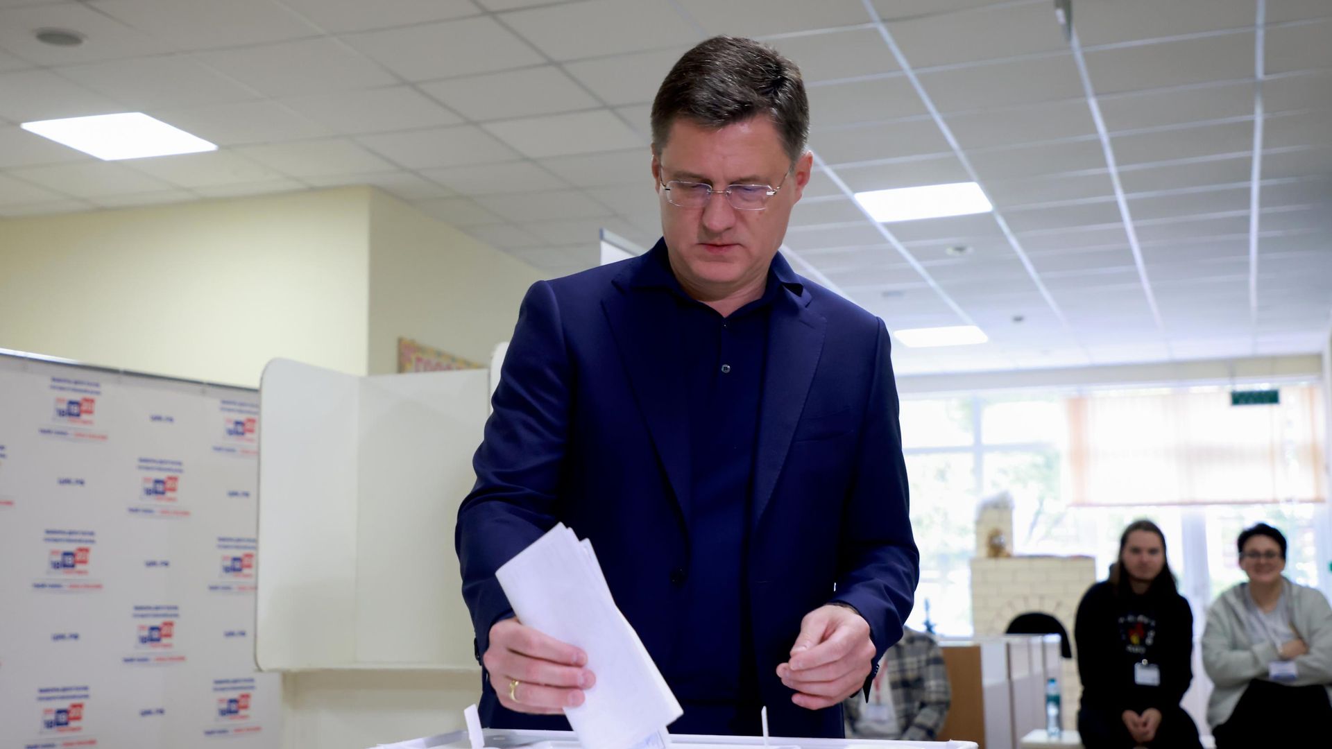Заместитель председателя правительства РФ Александр Новак голосует на избирательном участке в Москве на выборах депутатов Государственной Думы Заместитель председателя правительства РФ Александр Новак голосует на избирательном участке в Москве на выборах депутатов Государственной Думы - РИА Новости, 1920, 18.09.2026