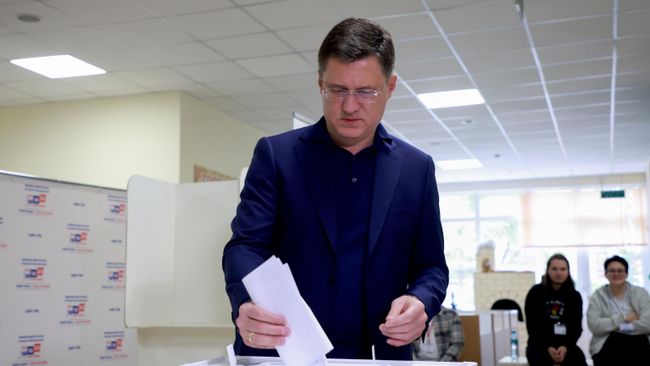 Заместитель председателя правительства РФ Александр Новак голосует на избирательном участке в Москве на выборах депутатов Государственной Думы