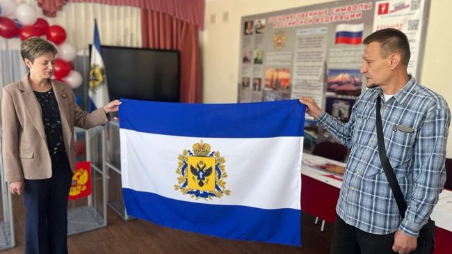 Епифанова и Щербаков с флагом Херсонской области Епифанова и Щербаков с флагом Херсонской области