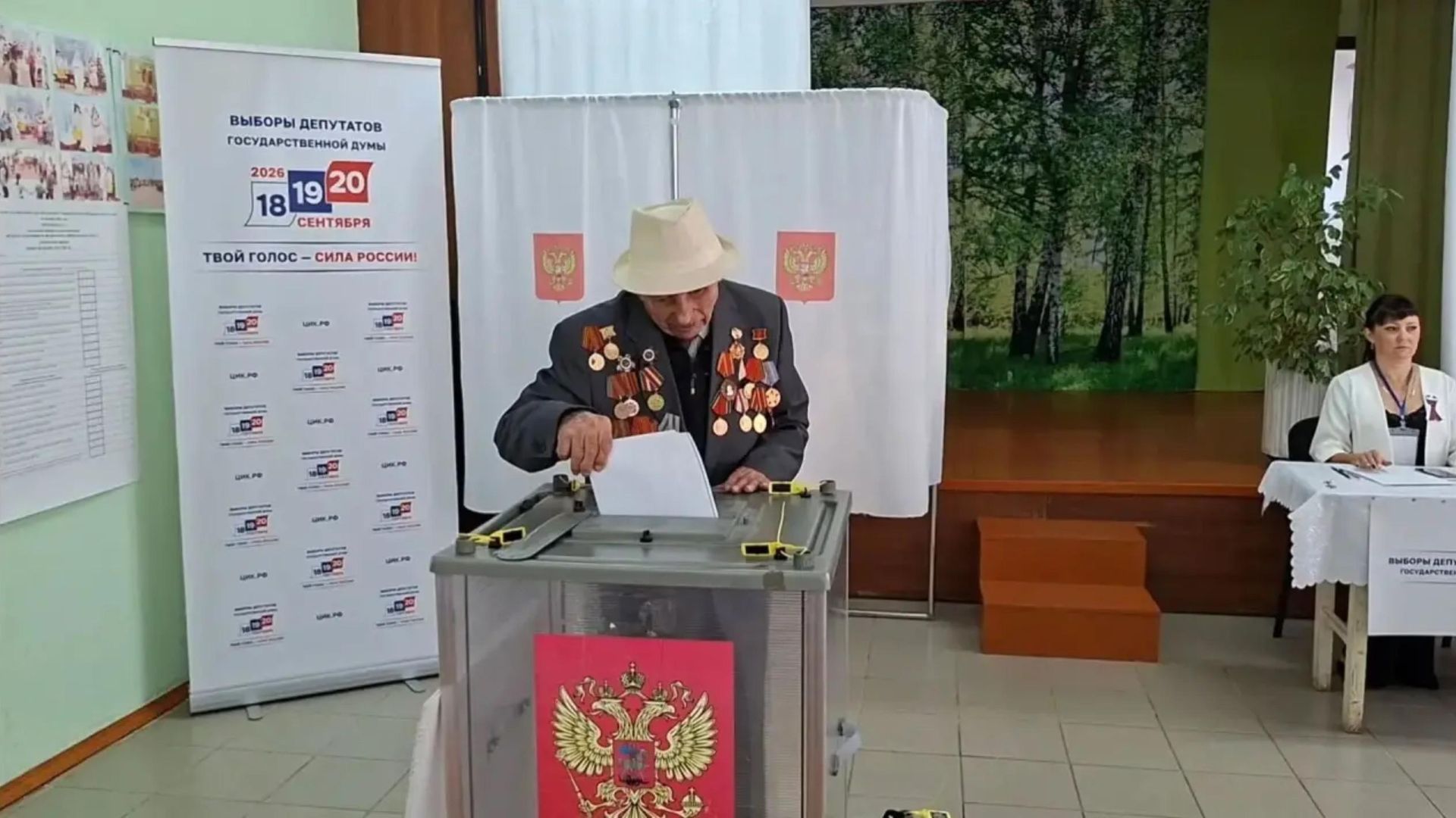 Ветеран Великой Отечественной войны Иван Чичаев голосует на избирательном участке в селе Громки на выборах депутатов Государственной Думы Ветеран Великой Отечественной войны Иван Чичаев голосует на избирательном участке в селе Громки на выборах депутатов Государственной Думы - РИА Новости, 1920, 18.09.2026