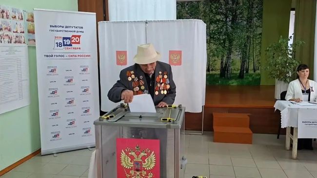 Ветеран Великой Отечественной войны Иван Чичаев голосует на избирательном участке в селе Громки на выборах депутатов Государственной Думы