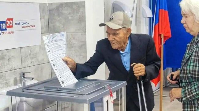Ветеран Великой Отечественной войны Гаврил Василенко голосует на избирательном участке в Волгограде на выборах депутатов Государственной Думы