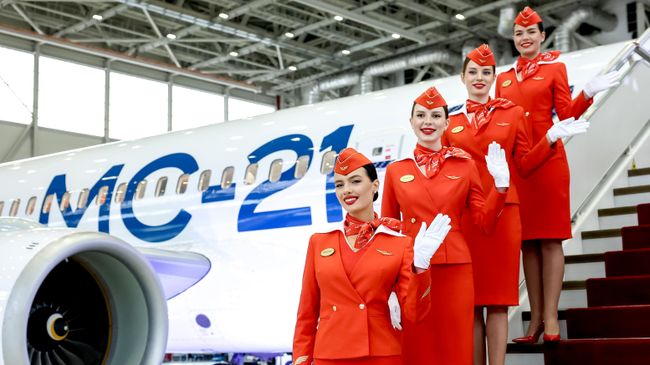 Представительницы авиакомпании Аэрофлот у импортозамещенного российского самолета МС-21-310 Представительницы авиакомпании Аэрофлот у импортозамещенного российского самолета МС-21-310