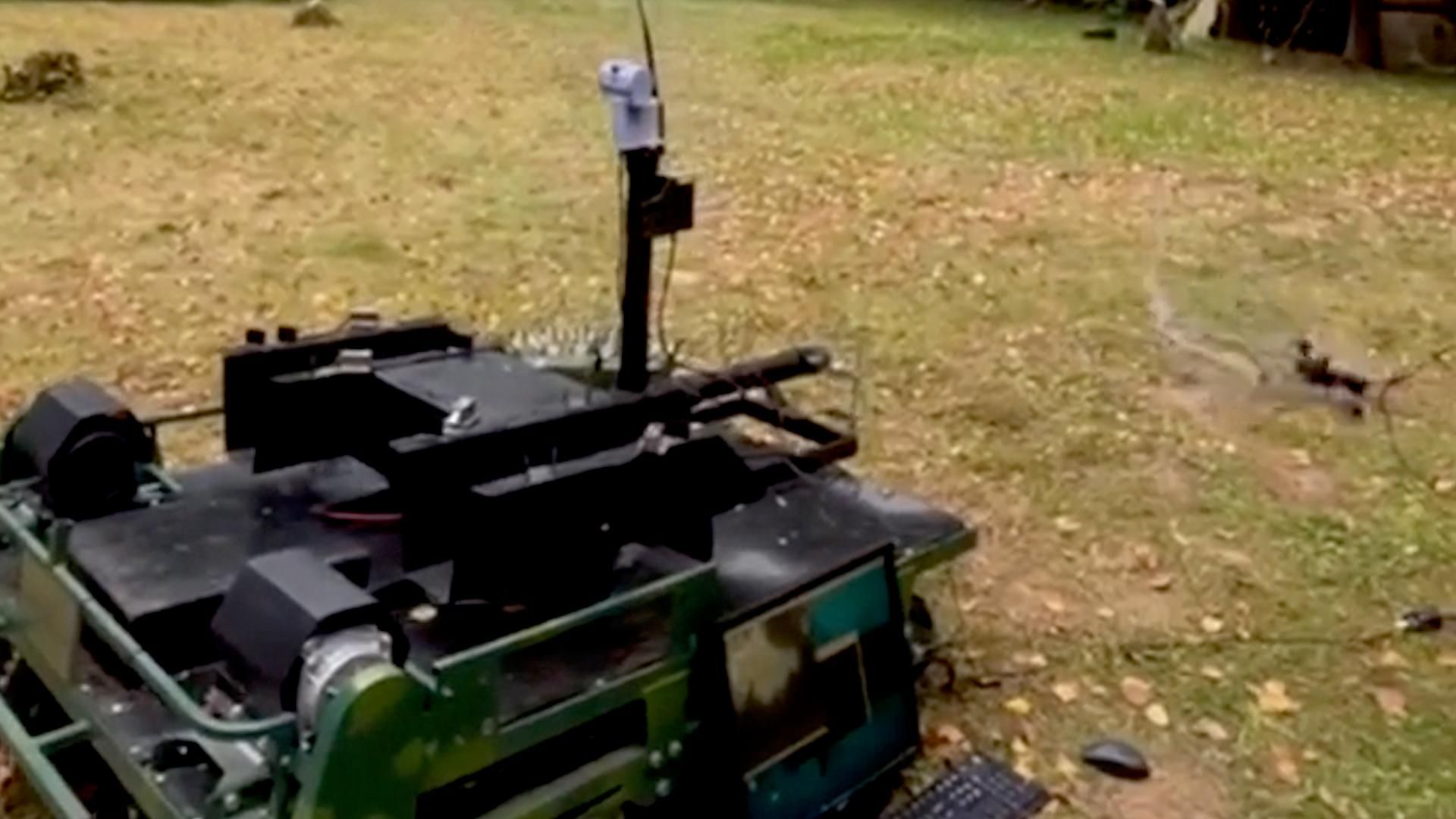 Испытания защитного комплекса Пасека, который ловит FPV-дроны сеткой Испытания защитного комплекса Пасека, который ловит FPV-дроны сеткой - РИА Новости, 1920, 21.09.2026