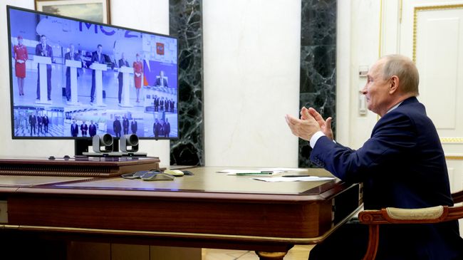 Путин по ВКС принимает участие в презентации новых объектов гражданской авиации