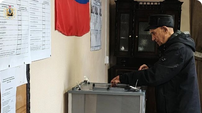 Ветеран войны Михаил Тюряпин голосует на избирательном участке в деревне Воепала Архангельской области