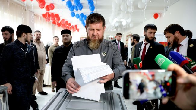 Глава Чечни Рамзан Кадыров голосует на избирательном участке в родовом селе Ахмат-Юрт в Чеченской республике