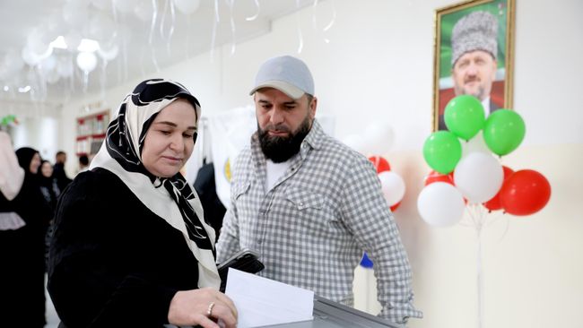 Голосование на избирательном участке в Чеченской республике