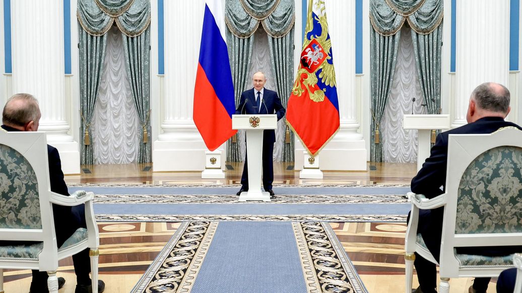 Путин в Кремле сфотографировался с героями России и их учителями