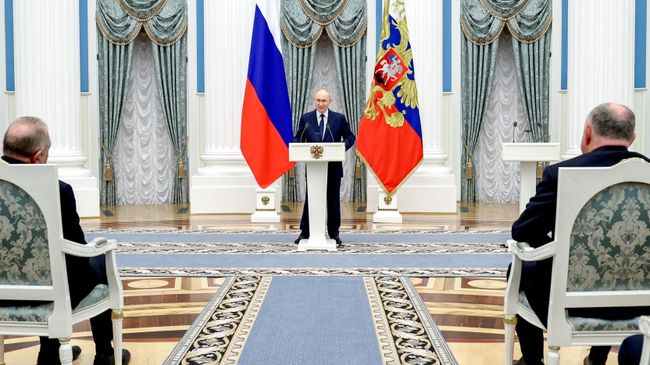 Путин в Кремле сфотографировался с героями России и их учителями