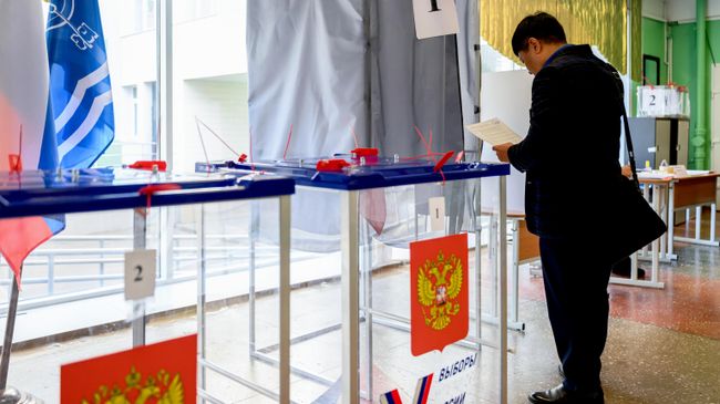 Голосование на избирательном участке на выборах депутатов Государственной Думы РФ девятого созыва