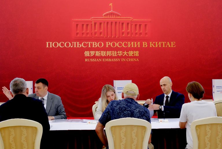 Голосование на выборах депутатов Государственной Думы РФ в российском посольстве в Пекине