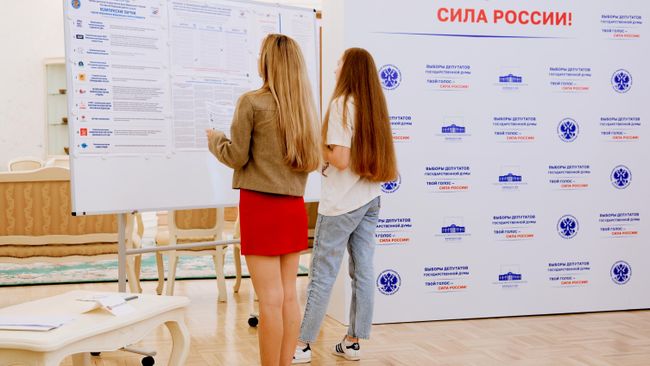 Голосование на выборах депутатов Государственной Думы РФ в российском посольстве в Пекине